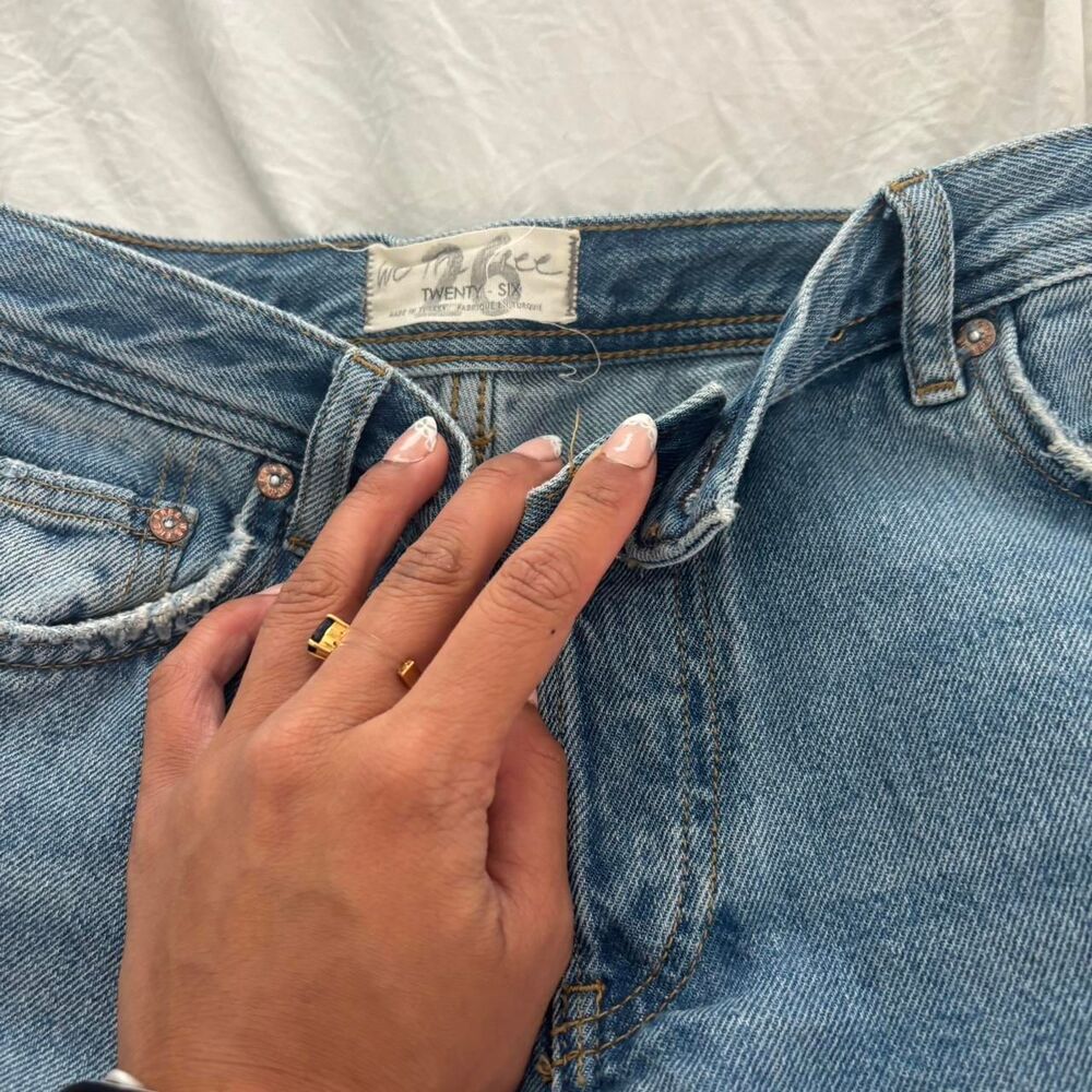 FREE PEOPLE Distressed Ripped Sz 26 Medium Wash Low Waisted Women's Blue Jeans - Picture 2 of 2
